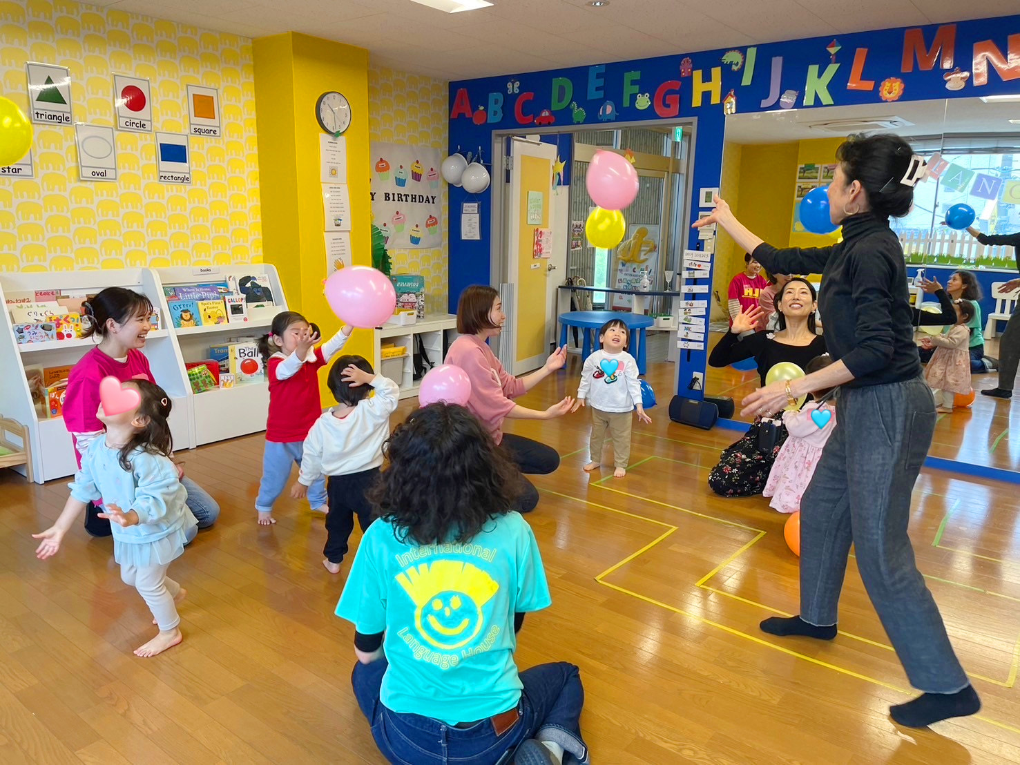 4月24日に行った英語で親子リトミックの様子。子ども達の好きなおもちゃの一つでもある、風船でも遊びました！